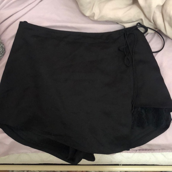 Black skirt with lace detailing and tie closure - Picture 3 of 4